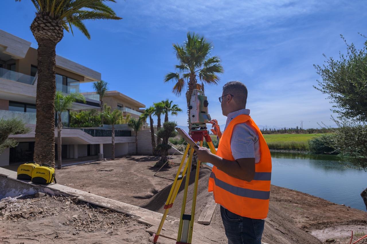 Levé topographique Palmeraie Topo en bord de plan d’eau