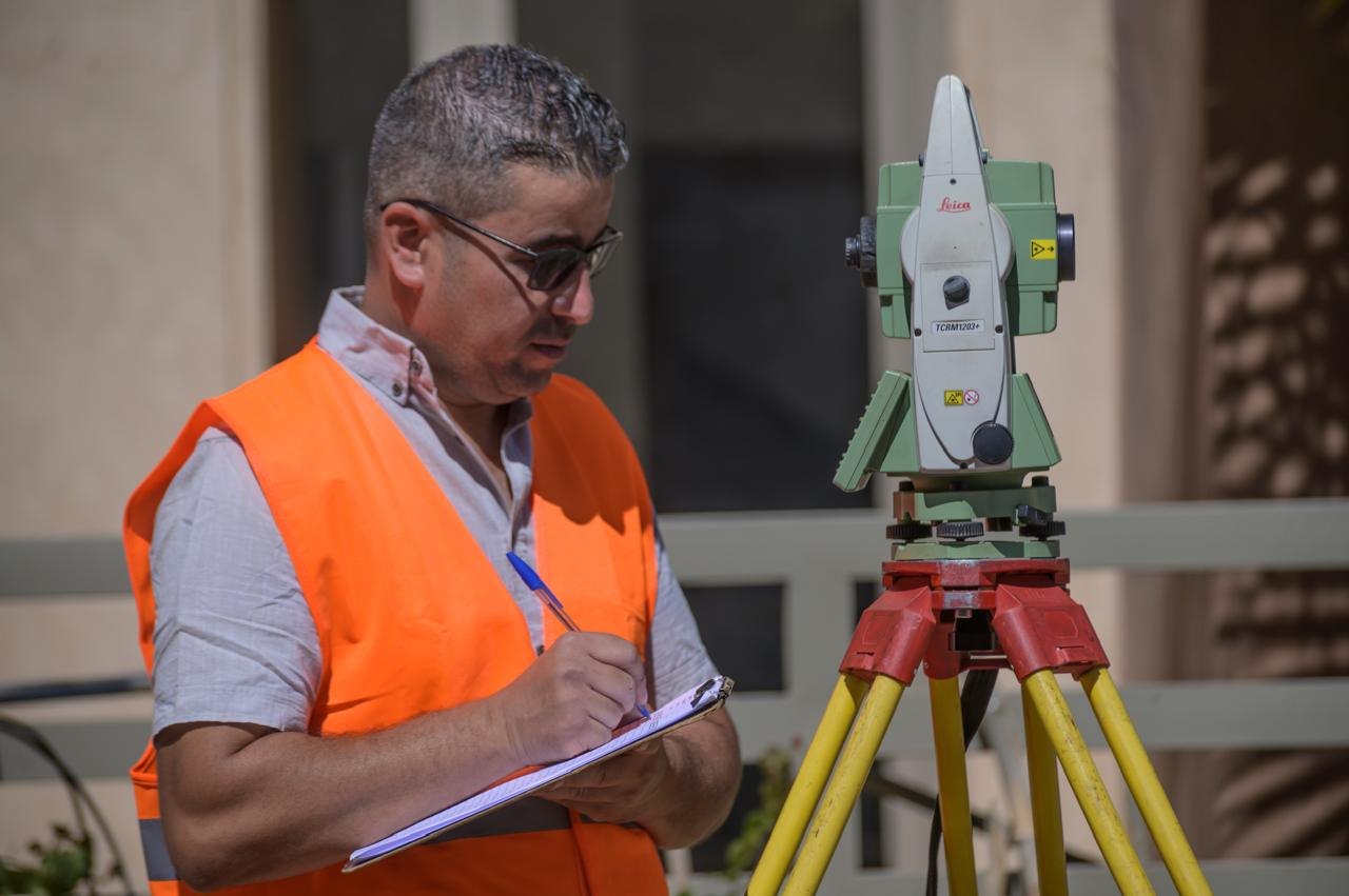 Ingénieur relevant des mesures à la station totale