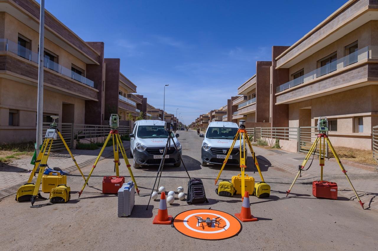 Stations totales, drone sur sa piste et véhicules d’intervention