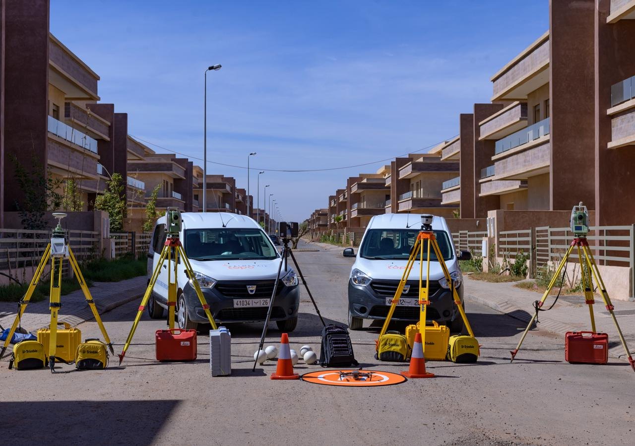 Stations totales, drone et véhicules Palmeraie Topo prêts pour un levé
