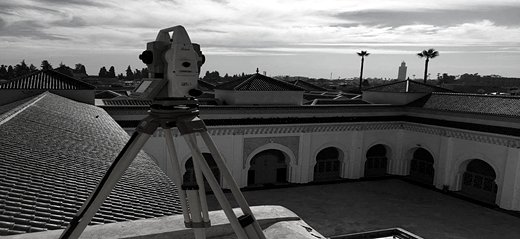 Station totale sur un toit de la médina de Marrakech