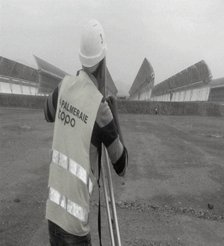 Technicien Palmeraie Topo devant les miroirs de la centrale solaire Noor