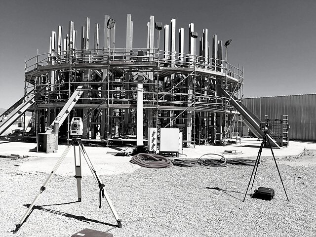 Station totale devant la tour en construction de Noor III