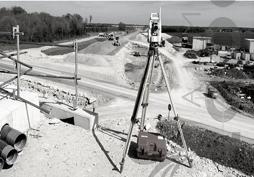 Station totale sur un chantier de voirie