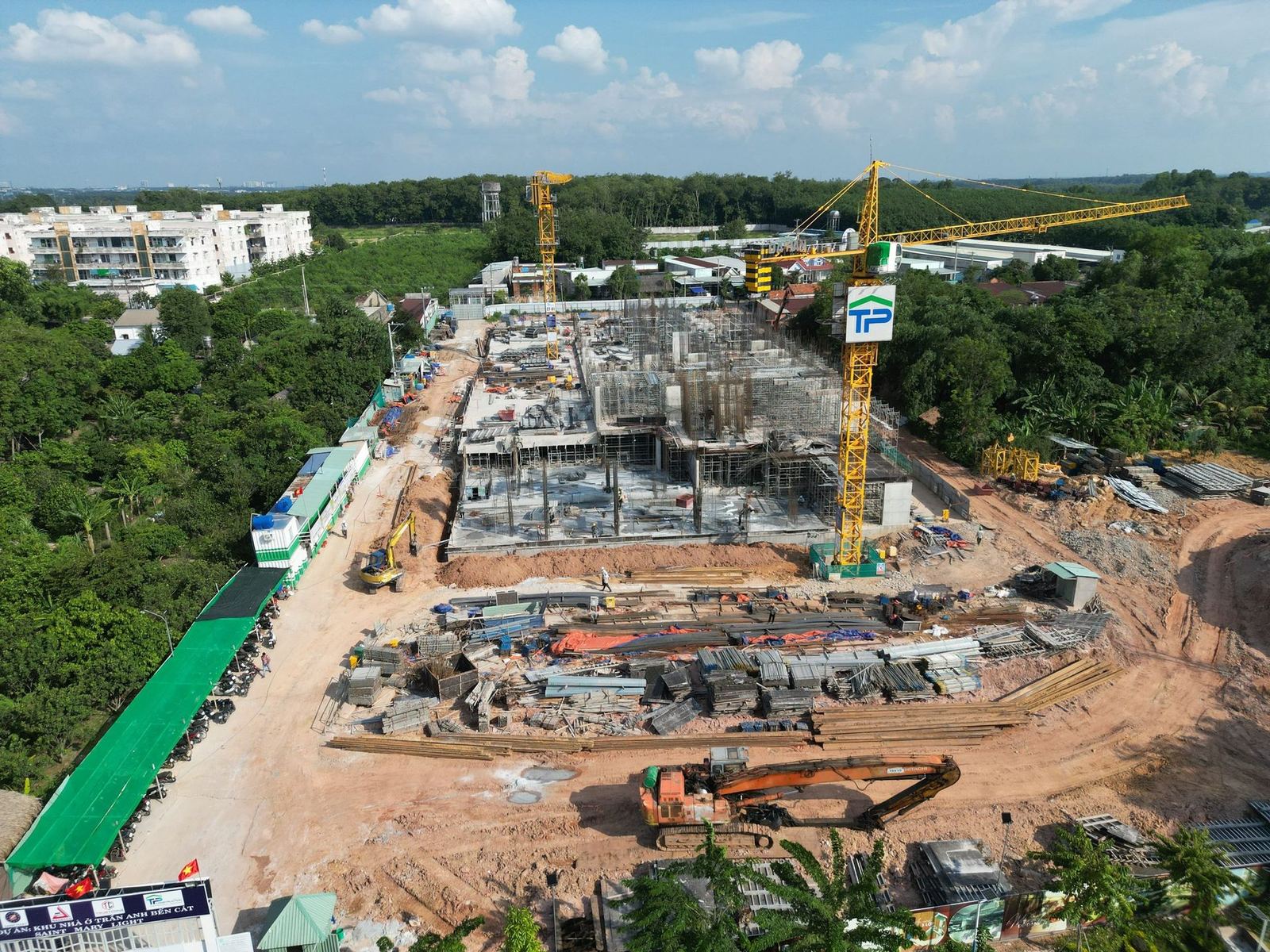 Vue aérienne d’un chantier de bâtiment avec grues à tour