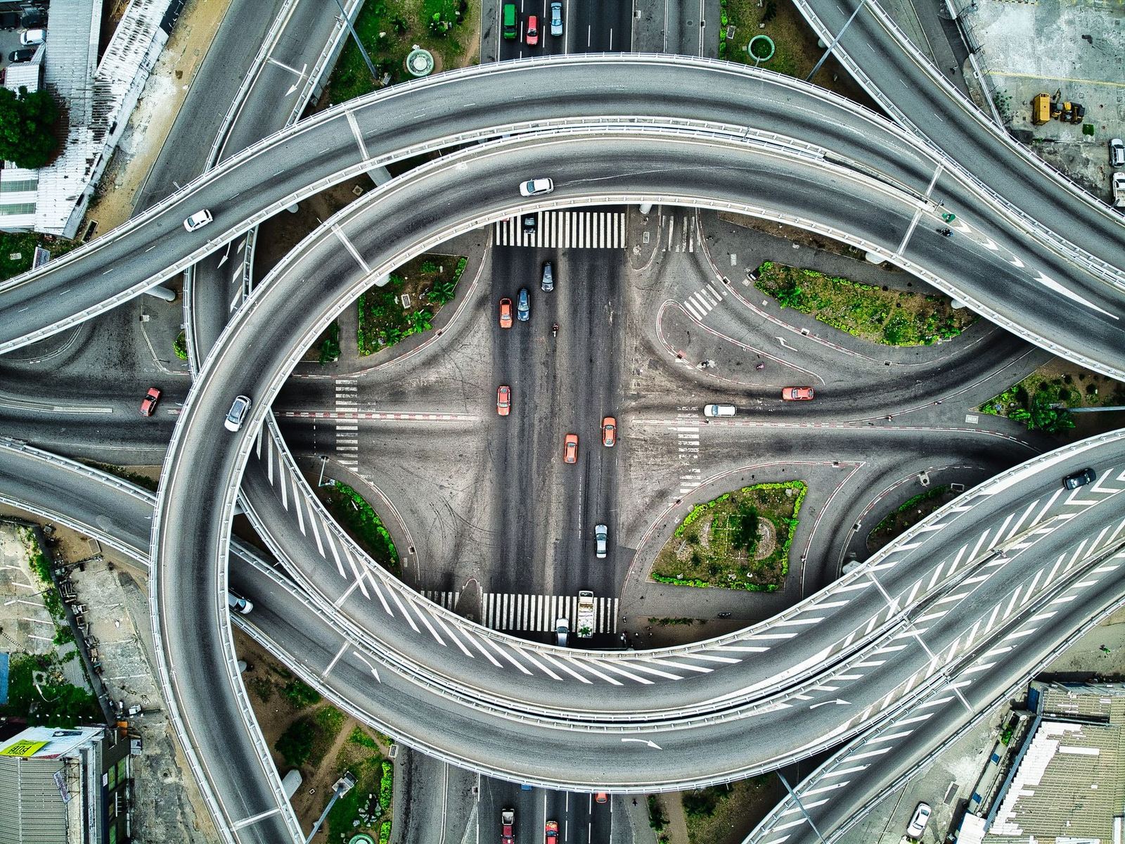 Vue aérienne d’un échangeur autoroutier