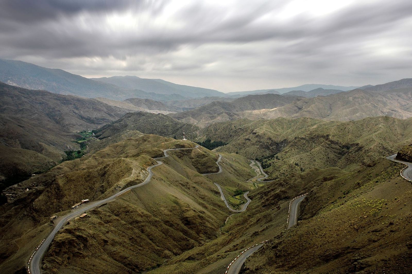 Routes sinueuses dans le relief du Haut Atlas
