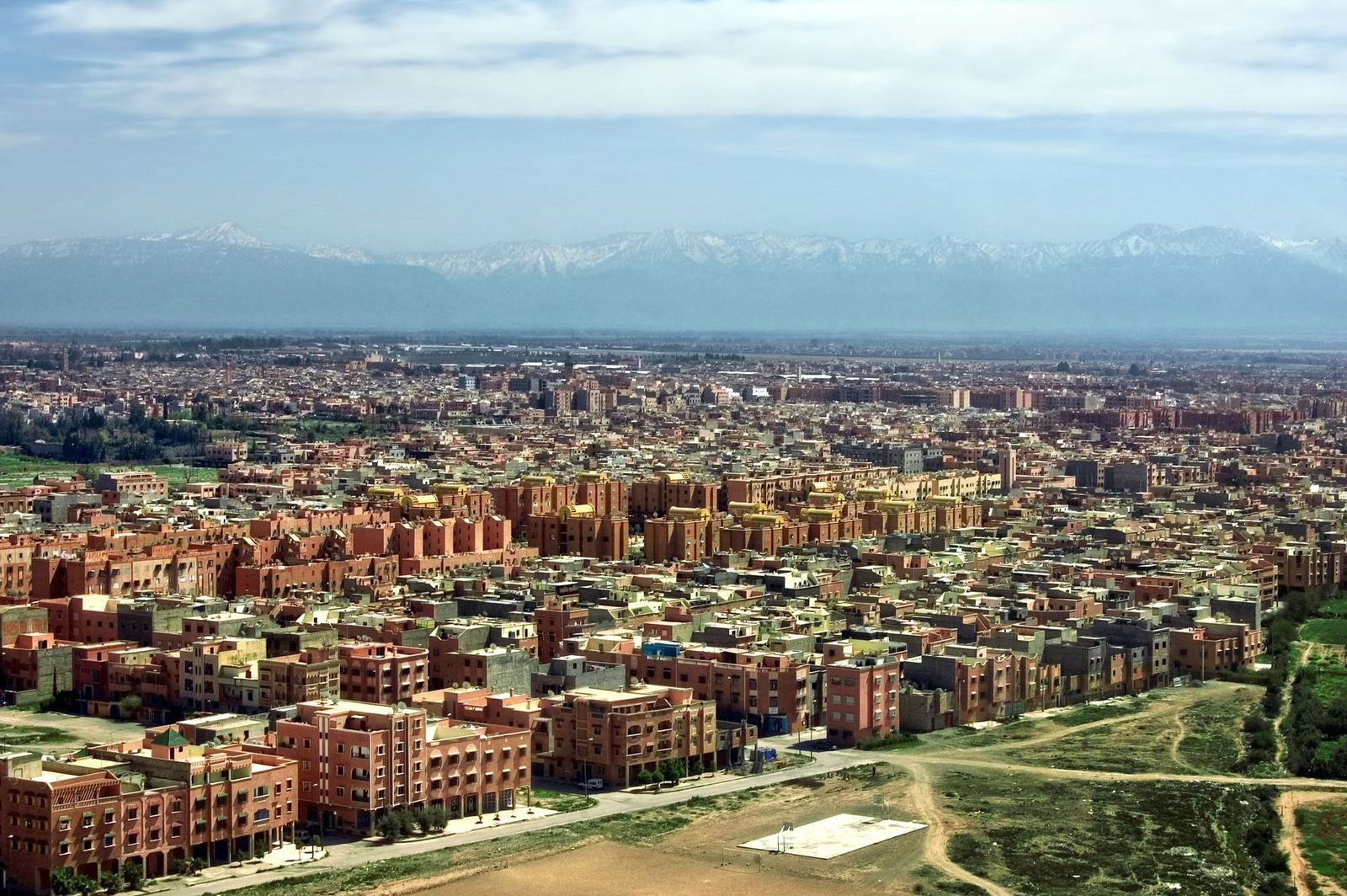 Marrakech vue du ciel, l’Atlas en arrière-plan