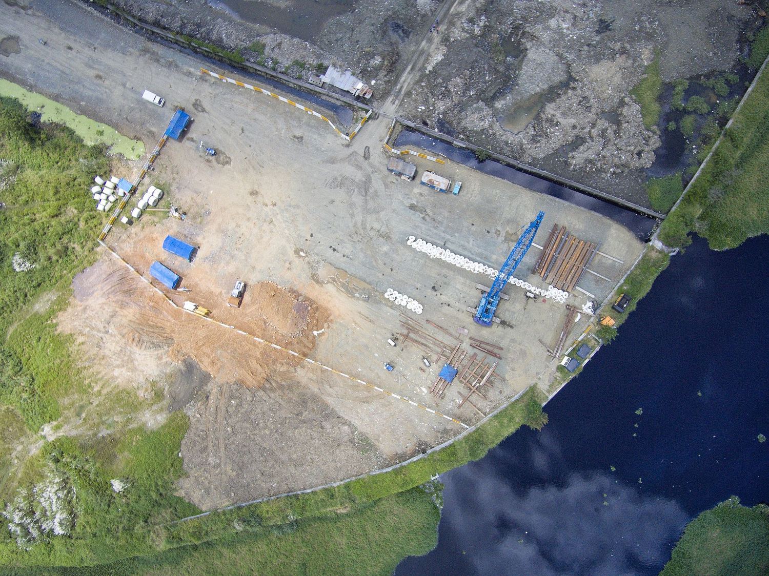 Emprise de chantier en bord de rive, vue aérienne