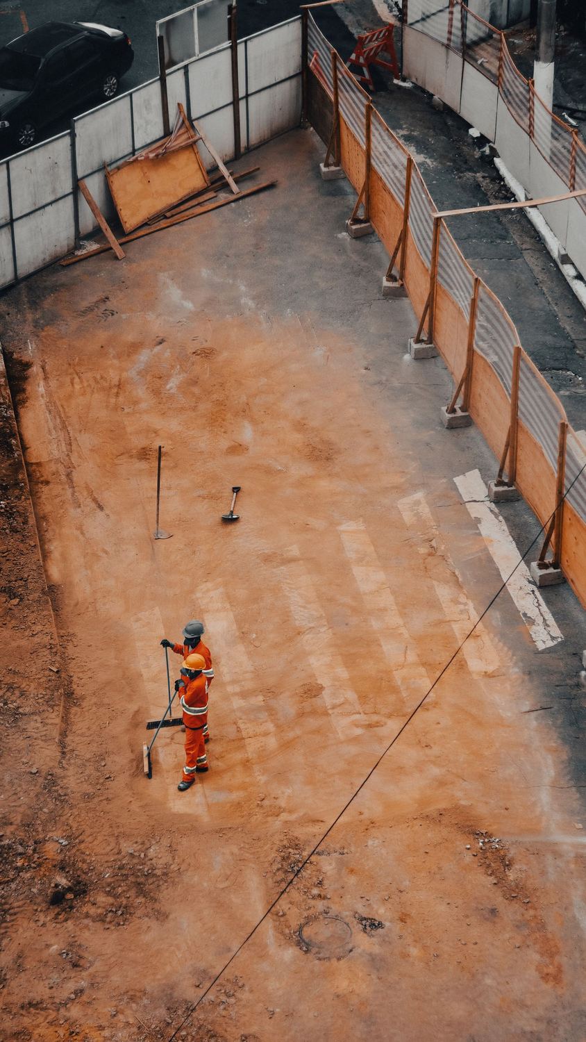Opérateur et sa canne vus du ciel, sur une plateforme de chantier