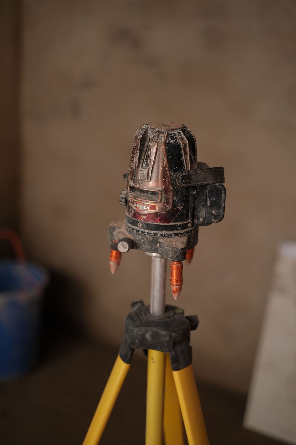 Niveau laser rotatif sur trépied, en intérieur de chantier