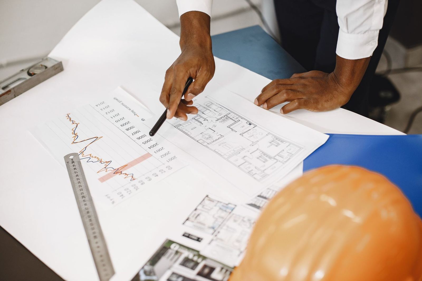 Analyse de plans et de documents sur une table de travail