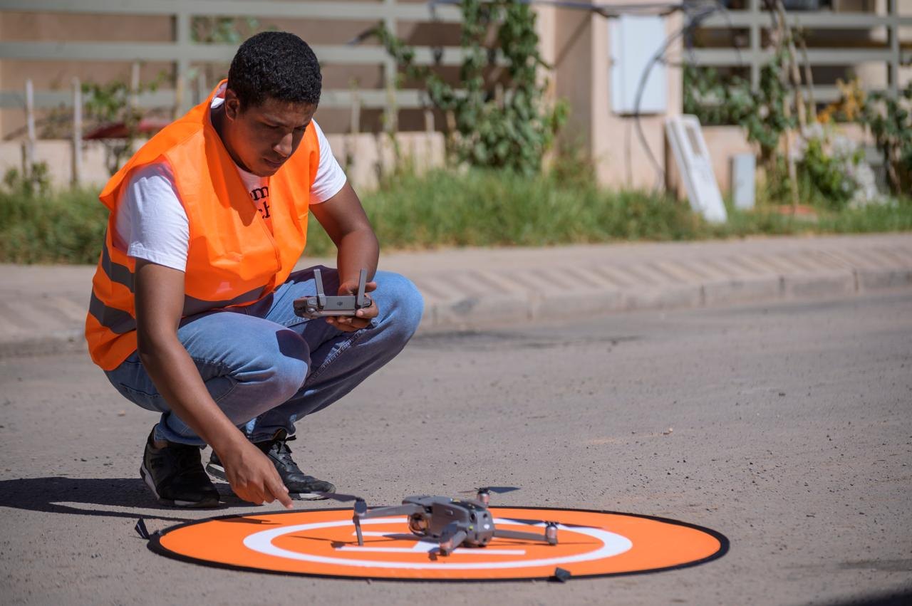 Technicien Palmeraie Topo posant le drone sur sa piste de décollage