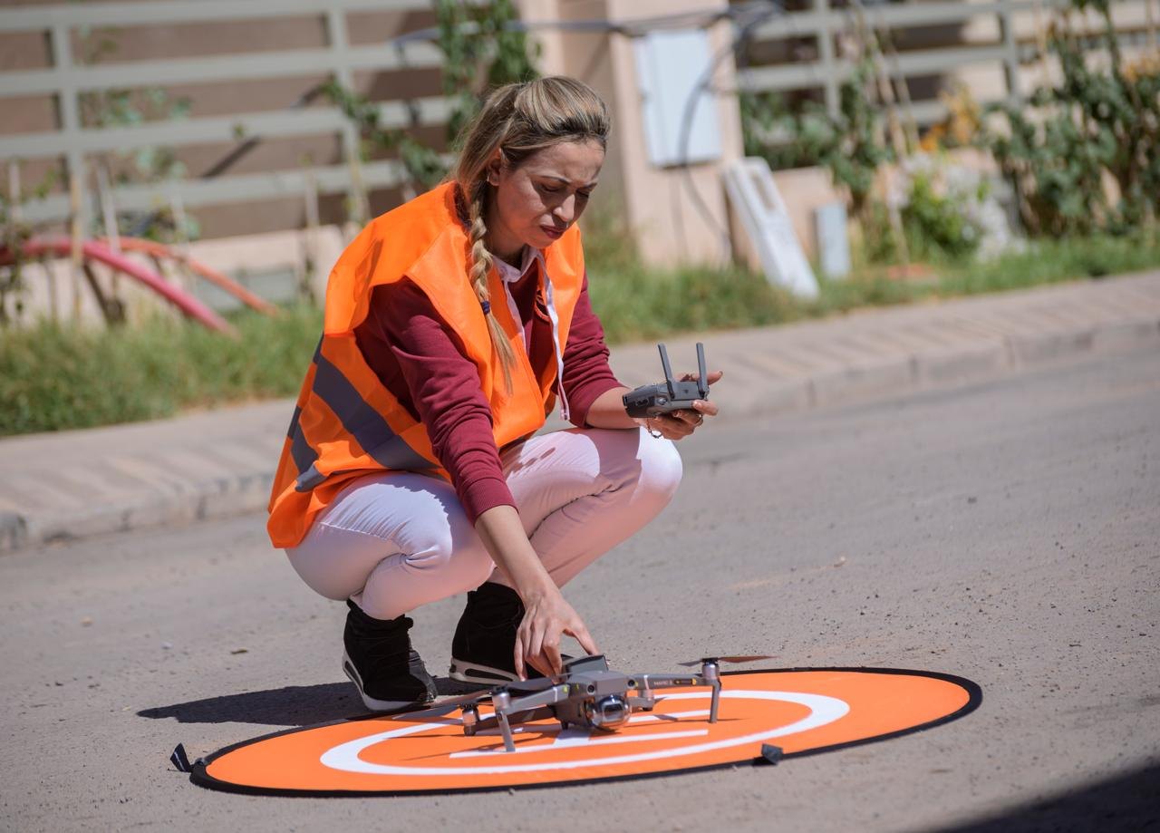 Technicienne Palmeraie Topo préparant le décollage du drone DJI Mavic 2 Pro