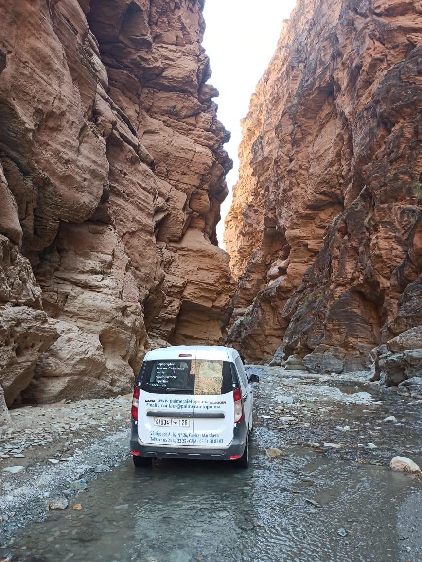 Véhicule Palmeraie Topo en mission dans des gorges